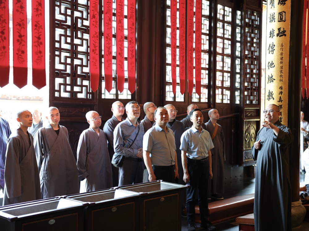 1747709470672081.jpg 参观玉佛寺.jpg